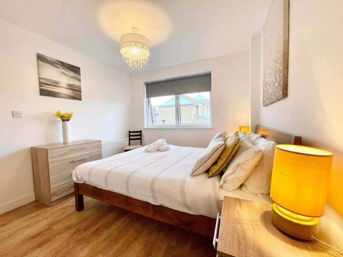 Апартаменты Hamptons Point Энфилд Экстерьер фото